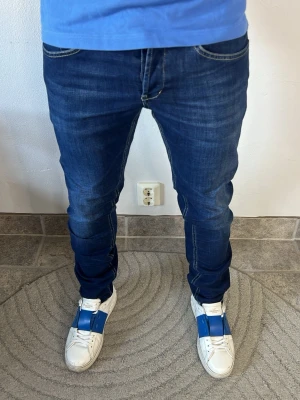 Dondup George 32 - CONDITION — 9/10 Excellent condition.  Light signs of wear.     SIZE — 32 Model is 170 cm, 67kg  MEASUREMENTS (CM) (Please refer to the last photo for measurement guide)  A — 37 cm  B — 103 cm  C — 17 cm
