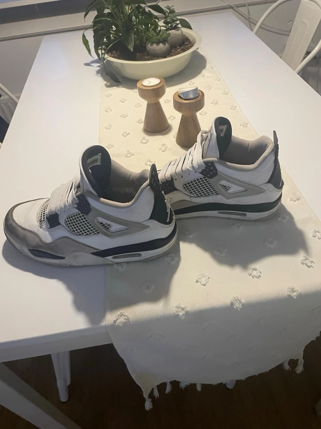 Vita och grå sneakers med meshdetaljer - 2