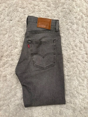 Levis 502 - Ett par gråa Levis 502 jeans i ny skick. Inga tecken på använing. Storlek 31/30. Skriv vid funderingar✌️Kom gärna med prisförslag 💸