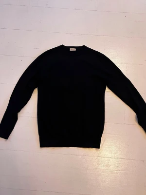 John Henric 100% merinoull - Stickad merinoulls tröja från John Henric o väldigt gott skick storlek Small.