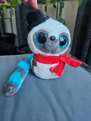 Yoohoo & Friends - Yoohoo & Friends är skapade baserat på extraordinära, utrotningshotade och utdöda djur runt om i världen för att leverera det gröna miljöbudskapet i linje med globala trender för bevarande av naturen och våra omgivande ivsmiliöer. Mått ca 13-15 cm  Kan även hämtas I Partille