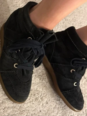 Isabel marant skir - köptes på plick, har därför ingen box. har någon liten defekt på snörena, och täcken på användning men inga stora defekter annars!🩷