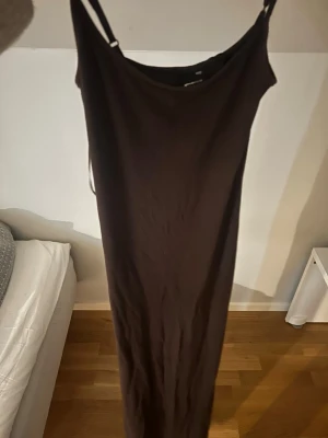 Brun maxi kläning - Säljer min bruna maxi kläning från Gina då den inte kommer till användning längre.