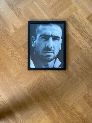 Tavla Eric Cantona - Tavla med Eric Cantona. Ram ingår, 30x40cm