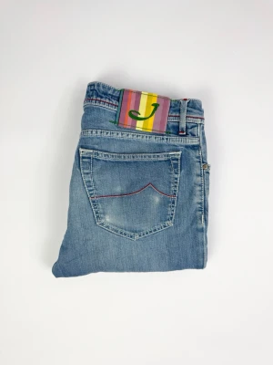 Jacob Cohën jeans 688 - Blå jacob Cohën jeans Märke: Jacob Cohën Storlek: Size 34 Passform: Slimfit Färg: Blå Skick: Bra, lite anmärkningar se bilder. Mått: Midja: 44 cm Längd: 98 cm Öppning vid fot: 17 cm 