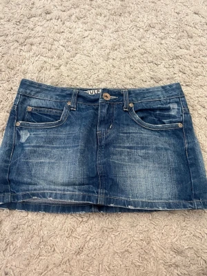 Jeanskjol - Säljer denna super snygga jeanskjol💕💕 Super snygg och passar verkligen till allt, den är i bra skick o i strl 28💕💕 