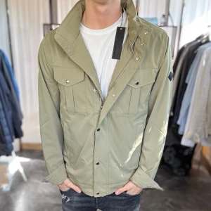 Ny bailey field jacket  - Helt ny, inga tecken på användning. Nypris ca 3500kr. Passar dig som är 180-190cm ungefär. Modellen är 185 cm, 75 kg. Alltid billigare pris vid köp av flera varor‼️🙌Svarar alltid på frågor eller funderingar! 