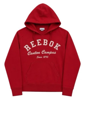 Röd Reebok hoodie med tryck - Snygg röd hoodie från Reebok med vit text 'Reebok Canton Campus Since 1895' på bröstet. Klassisk huva med dragsko och stor magficka framtill. Tillverkad i mjukt material och har ribbade muddar vid ärmar och nederkant. Perfekt för en avslappnad stil.