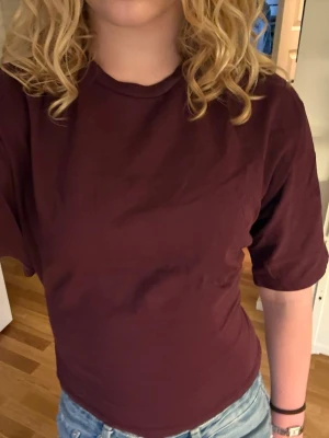 Knyt top  - Jätte vacker vinröd top ifrån Nelly som har öppen rygg med knytband❤️ bild 3 visar mer ordentligt hur ryggen ser ut