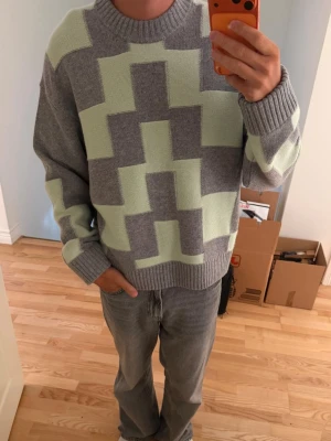 J.Lindeberg  - Säljer en J.lindeberg stickad tröja i size large den fick jag i julklapp men aldrig använt den finns även en matchande mössa till den. Helt ny och nypris va 1900:- så det är väldigt bra pris på denna!