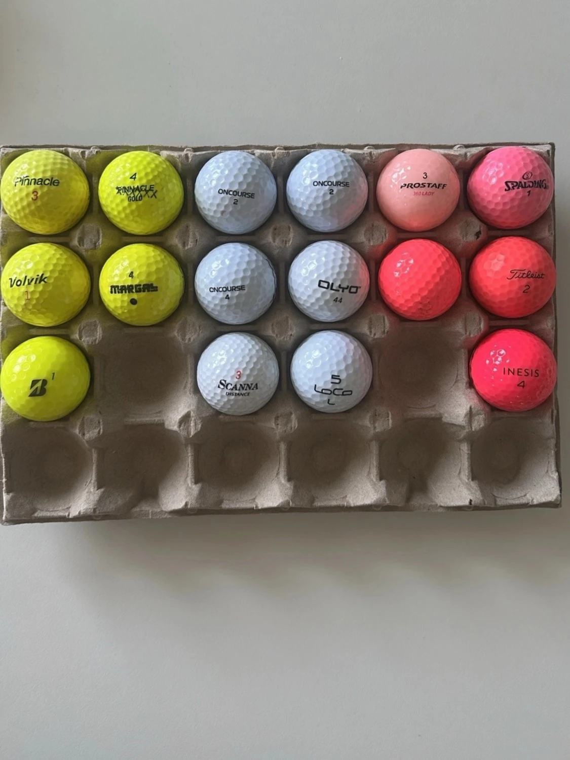 Färgglada golfbollar i mixade märken