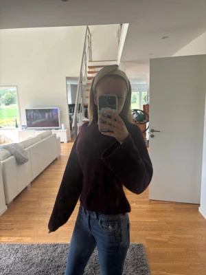 Vinröd stickad tröja från Gina Tricot - Mysig vinröd stickad tröja från Gina Tricot med rund halsringning och långa ärmar. Tröjan har en fluffig, mjuk struktur och en avslappnad passform som passar perfekt till jeans. Enkel och stilren design utan mönster.