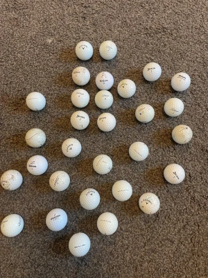 Stort parti golfbollar i mixade märken - Säljer ett gäng vita golfbollar i olika märken som Titleist, Srixon, Wilson och Callaway. Klassisk rund form och tillverkade i slitstarkt material. Perfekt för dig som vill fylla på golfbagen med många bollar till träning eller spel.