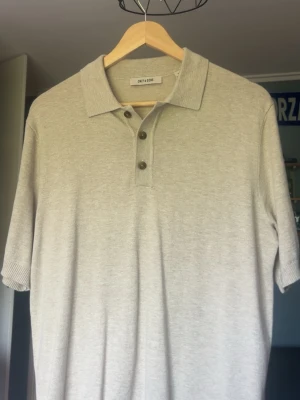 Beige pike från Only & Sons - Säljer en sprillans ny  beige piké  från Only & Sons med korta ärmar och klassisk krage. Lapp finns kvar. Nypris 399. Hör av dig vid funderingar 