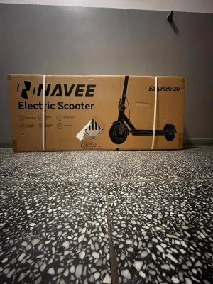 Navee EasyRide 20 elscooter - Säljer en svart elscooter från Navee, modell EasyRide 20. Scootern har en stilren och modern design med robust ram i metall, stora hjul och tydligt styre. Perfekt för smidig transport i stan och enkel att ta med tack vare hopfällbar konstruktion. Den är både laglig och helt oanvänd!