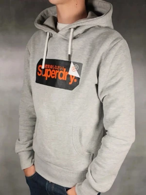 Superdry hoodie - Säljer denna riktigt feta Superdry hoodie!🙌 Skick 9.5/10🌟 -Väldigt bra skick, ser ny ut. Storlek: S. Nypris ca 1200kr✅ Modellen på bilden är 180cm. Hör gärna av er vid frågor och funderingar!👏