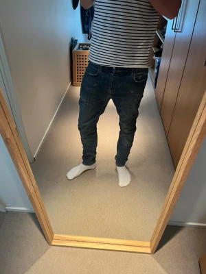 J.lindeberg jeans  - Hej, säljer dessa riktigt feta jeansen från j.lindeberg. Skicket är väldigt bra. Stoleken är 30/32, killen på bilden är 183 cm. Släng iväg ett dm för frågor! ✌🏼🤝