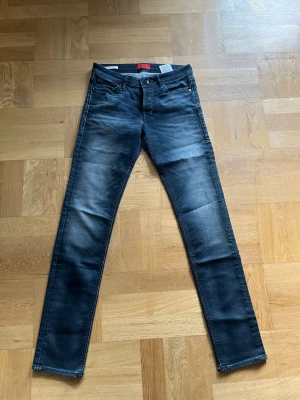 Mörkblå jeans från Jack & Jones - Mörkblå jeans från Jack & Jones med passformen Slim/Glenn samt storlek W30 L32. Hör av er kring minsta fundering!