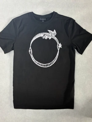 Ouroboros t shirt  - Ny Ouroboros t shirt  kommer med extra gåva 