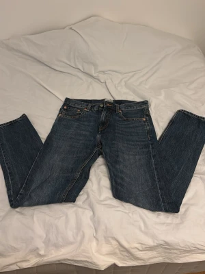Jeans lager 157 - Säljer jeans som är för små. Köpte de för länge sen men endast använt de ett fåtal gånger (ca 5). Pris är ej hugget i sten!!