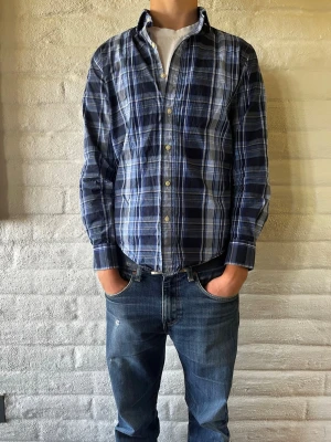Polo skjorta - Polo Ralph lauren skjurta i storlek small. Skjortan passar dig som är ca 165-170 cm lång.  Passformen är slim.