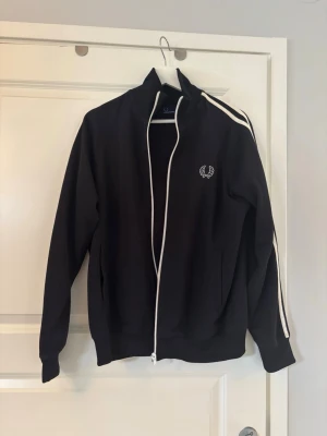 Fred Perry jacka - Säljer denna jacka från Fred Perry. Den är i fint skick knappt använd. Skriv om ni har frågor!