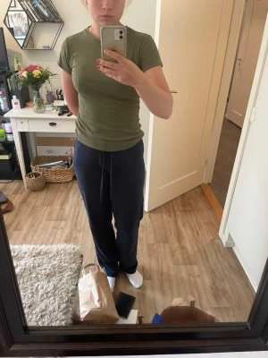 Olivgrön ribbad t-shirt 157 - Säljer en olivgrön ribbad t-shirt från 157. T-shirten har rund halsringning och korta ärmar. Materialet är mjukt och stretchigt, perfekt för en avslappnad look. Passformen är normal och färgen är lätt att matcha med det mesta.