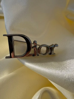 Dior brosch - Klassisk fin lyxig Dior brosch i silver i mycket gott skick✨