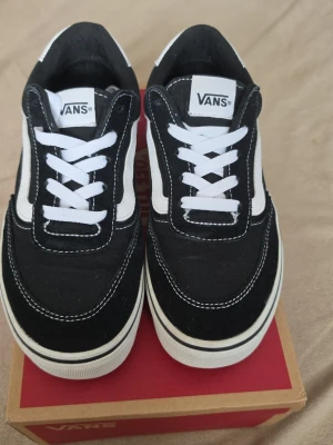 Svarta Vans Old Skool sneakers storlek 38 - Jag använde dem bara sporadiskt under två månader. De är i fint begagnat skick och levereras i originalförpackningen.