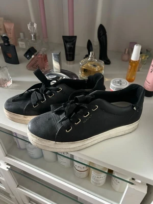 Svarta sneakers från Gant - Stilrena svarta sneakers från Gant med tjock vit sula och guldfärgade detaljer vid snörningen. Köptes för 1600kr