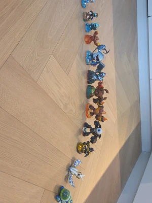 En sammling med 32 skylander figurer - En gammal samling på skylander figurer totalt 32 figurer med en platta man spelar med och sen skiva