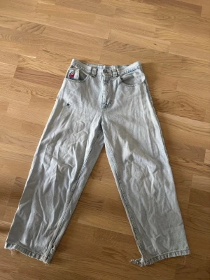 Big boys jeans - Ljusblåa big boy jeans, med gamla loggan! Stl XS men sitter fortfarande baggy på mig som är 168.
