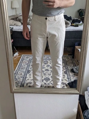 John Henric byxor - Mycket snygga John Henric-byxor i vit krämfärg, modellen är 175 cm lång och väger 71 kg. Byxorna kan användas i svalare väder eftersom de har ett högt bomullstyg, kan även användas på sommaren eftersom de är designade för svalka.
