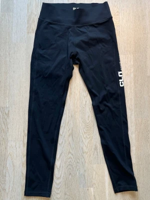 Svarta tights från CLN Athletics - Säljer ett par svarta träningstights från CLN Athletics med hög midja och logga på benet. Tightsen är tillverkade i ett stretchigt och följsamt material som passar perfekt för gym, löpning eller annan träning. Aldrig använda. Tveka inte på att skriva en fråga eller be om fler bilder.🌸🌸