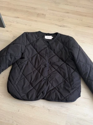 Svart quiltad Nelly jacka  - Svart quiltad jacka ifrån Nelly, storlek S