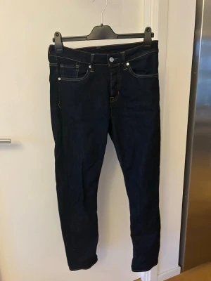 Mörkblå raka jeans - Snygga mörkblå jeans med raka ben och klassisk femficksmodell. Passar perfekt till en avslappnad stil. Jeansen är storlek 30/32 och säljs pga att de inte används. Pris kan diskuteras vid snabb affär!
