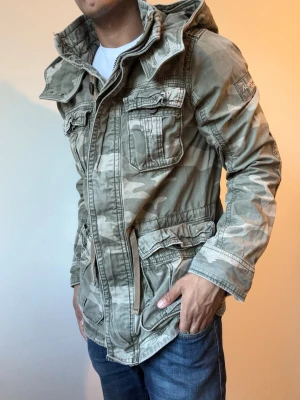 Vintage Abercrombie & Fitch Militär Parkajacka - Sjukt snygg och sällsynt Abercrombie & Fitch Parkajacka i militär mönster | Storlek M | Mycket bra skick | Modell 175cm, 69kg |