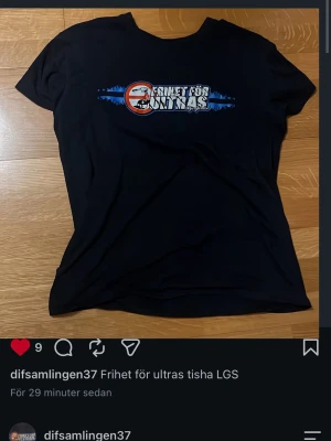Svart t-shirt med tryck - SÖKER SÄLJER INTE 