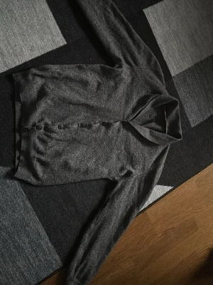 Snygg grå cardigan  - Säljer denna snygga gråa cardigan med ull material. Står att den är storlek L men den är liten i storleken så ungefär Xs-S. Pris kan diskuteras 