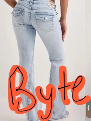 SÖKER BYTE‼️True religion ljusblå bootcut jeans med fickdetaljer - Har ljusblåa True religion i storlek w26, söker en annan färg True religion i storlek w26 men w25 fungerar också. Byxorna är lite slitna vid fötterna men det syns inte, skriv för bilder på byxorna och vart det är slitet🌺