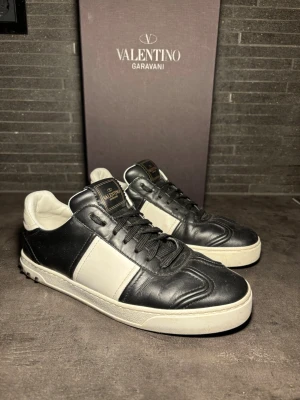 Valentino flycrew  - Snygga läder flycrew i super skick 9/10 inga nitar av naturligtvis. Storlek 40 sitter 40- 41