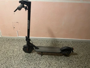 Kan sänka pris skriv förslag Svart elscooter från NAVEE  - ^Linköping Skäggetorp^ Säljer en svart elscooter från NAVEE med stilren design. Scootern har bred fotplatta, stora hjul och handtag i metall och plast. Perfekt för att ta sig runt i stan på ett smidigt sätt. Laddningsbar och hopfällbar för enkel förvaring. Appen funkar inte!!!!!!