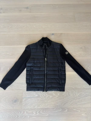 Bvaldi cardigan - Säljer en riktigt clean cardigan ifrån Bvaldi, perfekt nu till hösten. Den är i väldigt bra skick då den har använts fåtal gånger. Den sitter extremt bra på kroppen och är väldigt skön.Vid intresse eller frågor är det bara att höra av sig