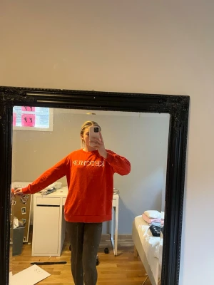 Röd oversized tröja med tryck - Röd oversized tjocktröja med ”ketchup”tryck, aldrig använd och i bra skick! Fick av en kompis!❤️ pris går absolut att diskutera!