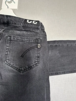 Dondup Jeans George  - Säljer ett par Dondup George jeans, i färgen mörkgrå/svart. Inga defekter, helt fräscha och perfekta till din garderob! Hör av dig vid minsta lilla fundering eller fråga!💭✨