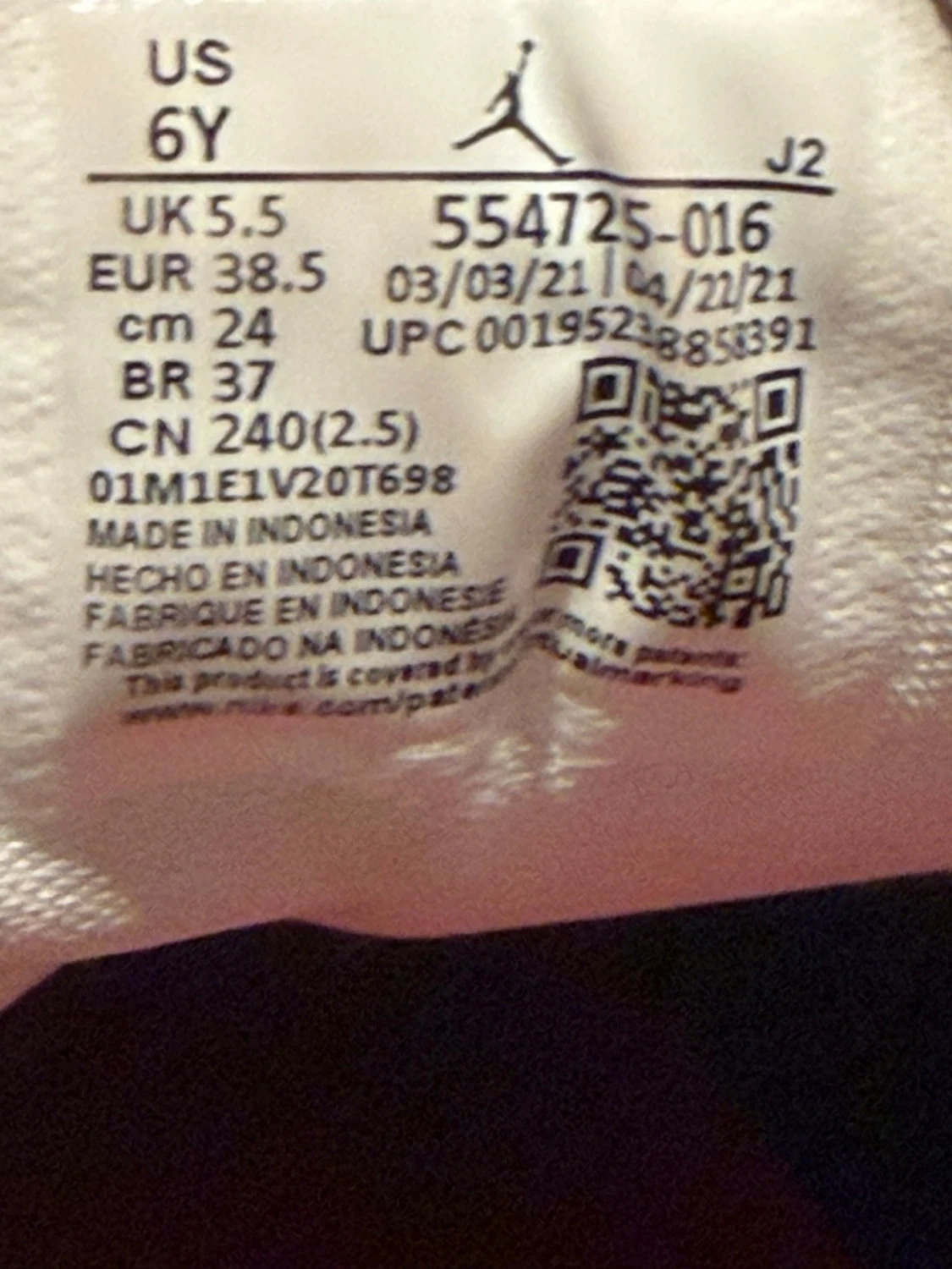 Svart, vit och röd sneaker - 2