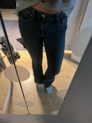 Mörkblå bootcut jeans - Säljer ett par mörkblå bootcut jeans från Gina. Jag använder de inte eftersom att de är högmidjade vilket jag inte gillar. Det är storlek 38 men passar mig som oftast har storlek 36. Använt fåtal gånger!💞💞