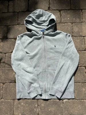 Ralph Lauren Full-zip hoodie storlek S - Ralph Lauren Full-zip hoodie Storlek S Nypris 1295kr Original slitningar från fabrik! 