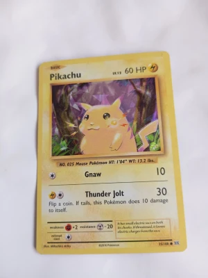 Pikachu Pokémonkort 25th Anniversary - Säljer ett Pikachu Pokémonkort från 25th Anniversary-serien. Kortet har gul ram, motiv av Pikachu i en skog och är inplastat i ett svart och gult skyddsfodral med Pikachu-öron och siffrorna 25. Perfekt för samlare eller Pokémonfans! Levereras i plastficka. Pris kan diskuteras🙌. Mvh Rasmus