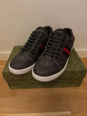 Gucci Ace - Snygga Gucci Ace sneakers i storlek 43. Helt nya, aldrig använda. Hör av er vid frågor!!